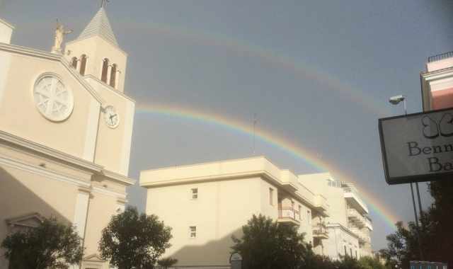 Bari, fenomeno raro: dopo l'acquazzone spunta un doppio arcobaleno